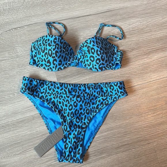 Blue cheetah swimsuit set. - Picture 2 of 10
